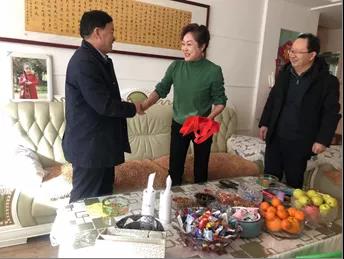 敦煌種業(yè)領(lǐng)導(dǎo)看望慰問公司老干部、老黨員及困難黨員職工