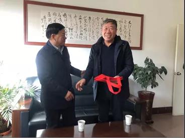 敦煌種業(yè)領(lǐng)導(dǎo)看望慰問公司老干部、老黨員及困難黨員職工